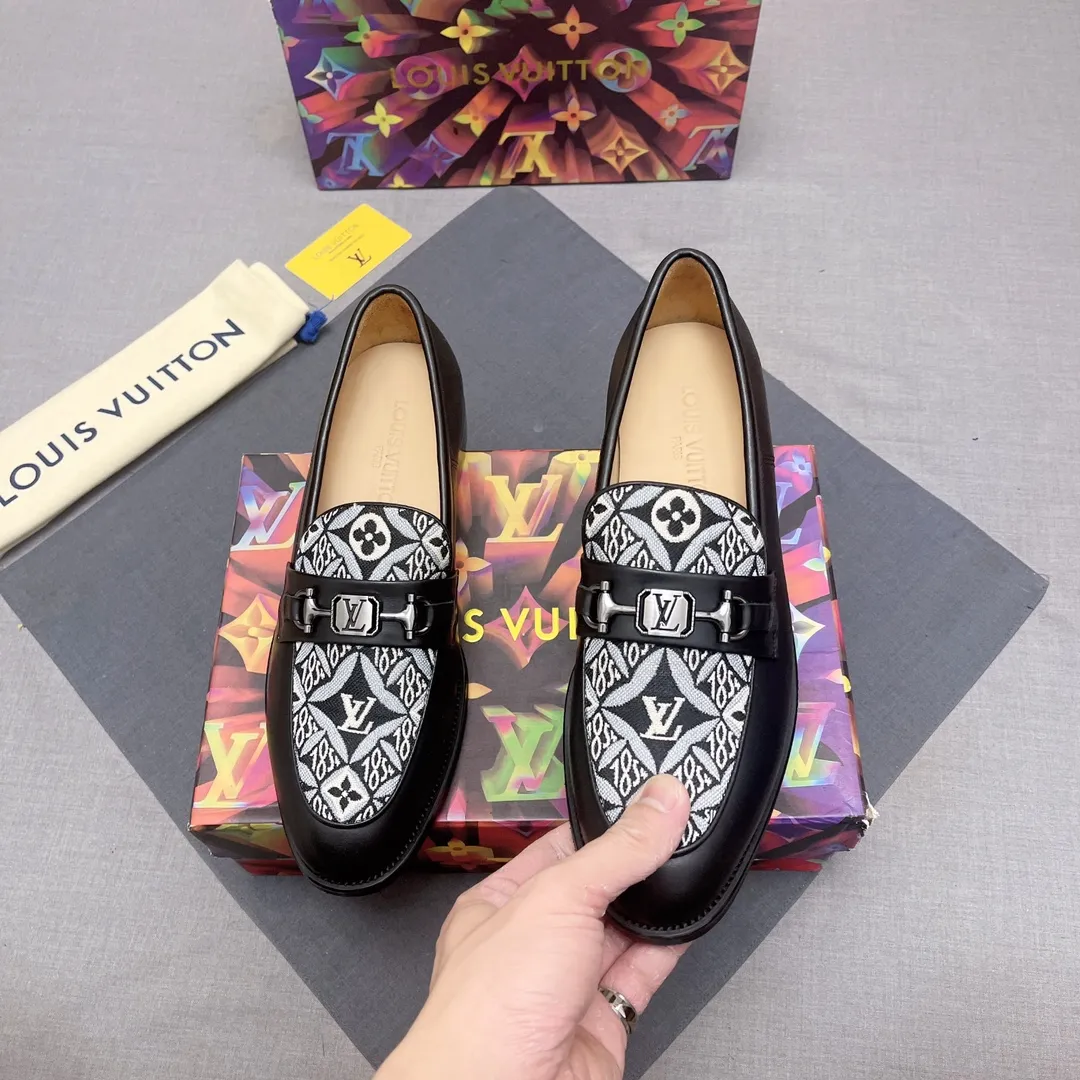 p440【LV】《Lv leather shoes are a must-have for trendy men. 👟Strong European fashion atmosphere. Generous shoe last. High-end quality. Fully imported first-layer cowhide. Sheepskin lining. Comfortable on the feet. Lightweight rubber outsole is thick and comfortable. 👍👍Its unique talent lies in its unremitting pursuit of innovation. 0️⃣0️⃣2️⃣ Code number 39 to 44 (Can be customized for 38.45) No. 0117